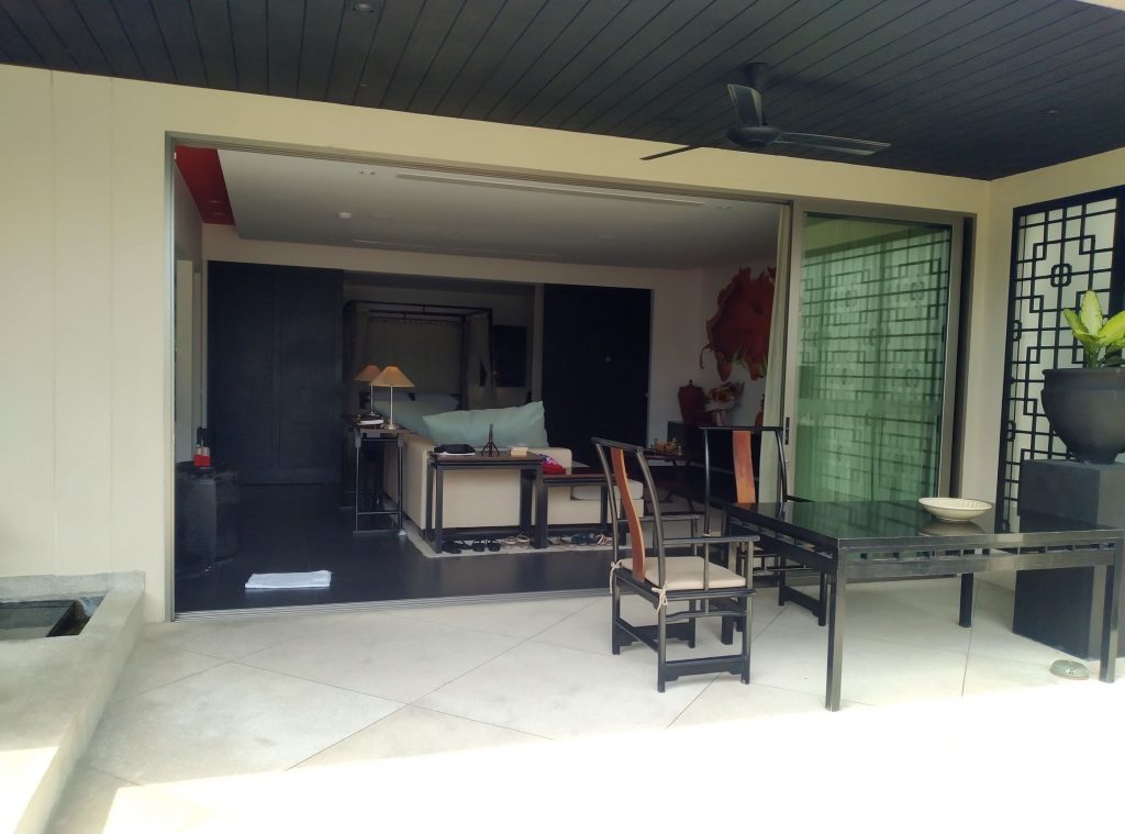 Terrasse und Eingang Villa 